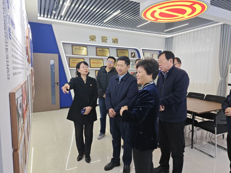 大鸡巴操小黑逼视频2025年05月09日上午 安阳市人大常委会副主任、市总工会党组书记、主席夏军一行莅临华阳电磁铁参观调研；对公司2023年全国五一劳动奖章获得者汪利娜慰问，并听取劳模工作室相关情况汇报
